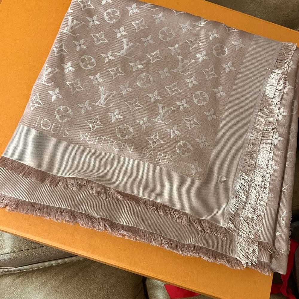 Louis Vuitton monogrammed classic shawl/scarf KRAFT - Picture 2 of 4